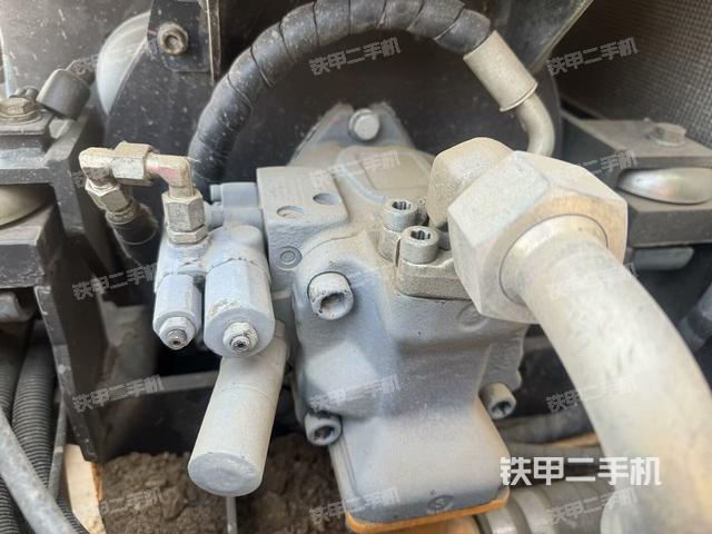 液壓泵艙室正面整體(整機外觀) 液壓泵艙室正面整體(整機外觀)