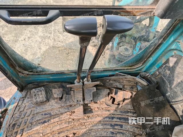 行走控制手柄和踏板?俯拍(駕駛室部分) 行走控制手柄和踏板?俯拍(駕駛室部分)
