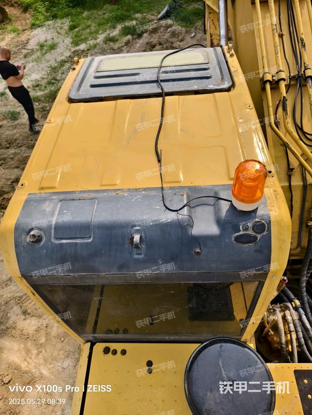 駕駛室頂部(整機(jī)外觀) 駕駛室頂部(整機(jī)外觀)