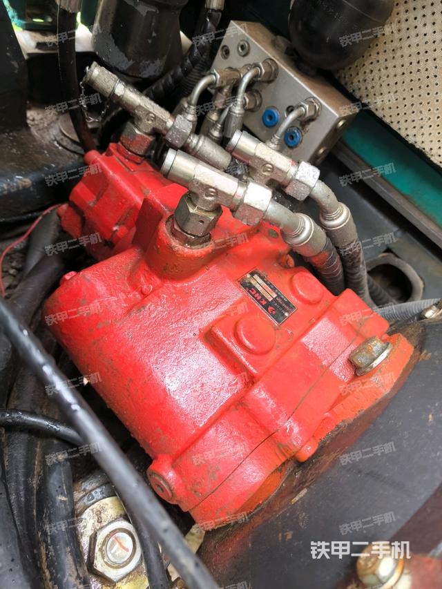液壓泵艙室正面整體(整機外觀) 液壓泵艙室正面整體(整機外觀)