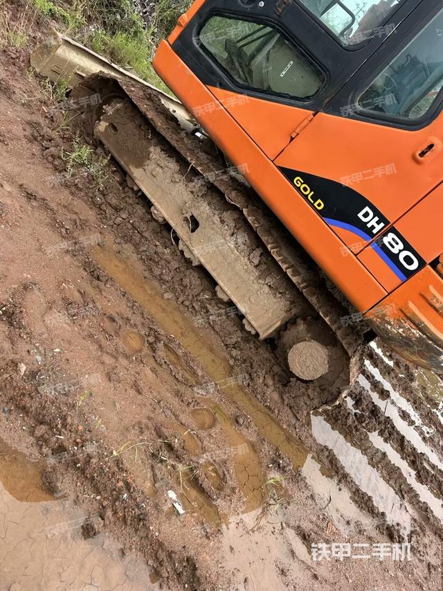 右側(cè)履帶整體?(行走機構(gòu)) 右側(cè)履帶整體?(行走機構(gòu))