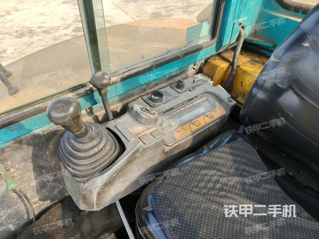 座椅右側(cè)控制臺(tái)/鑰匙門/油門/含右手柄(駕駛室部分) 座椅右側(cè)控制臺(tái)/鑰匙門/油門/含右手柄(駕駛室部分)