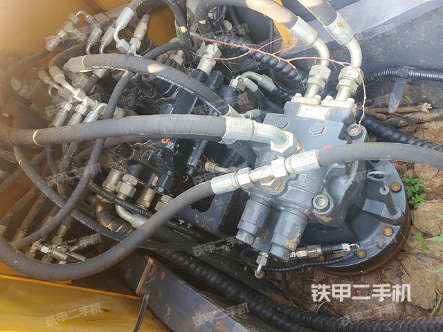 回轉(zhuǎn)馬達(dá)和主控閥(整機(jī)外觀) 回轉(zhuǎn)馬達(dá)和主控閥(整機(jī)外觀)