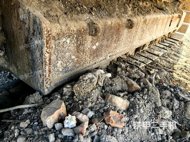 右侧履带整体(行走机构) 右侧履带整体(行走机构)