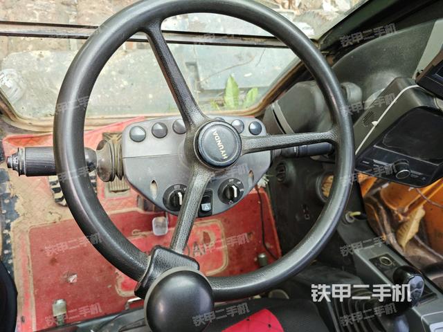 行走控制手柄和踏板?俯拍(駕駛室部分) 行走控制手柄和踏板?俯拍(駕駛室部分)