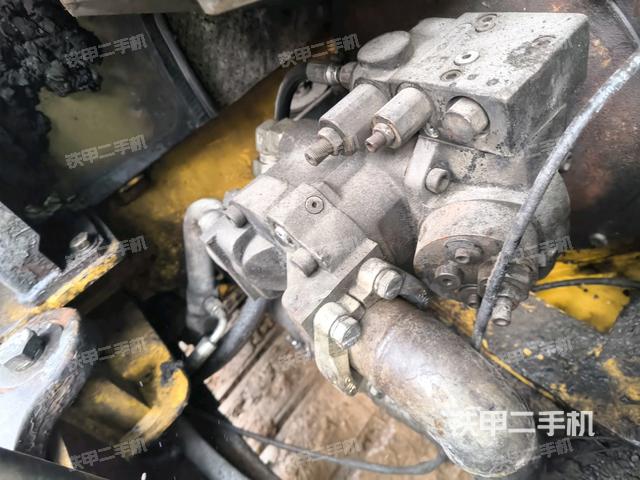 液压泵舱室正面整体(整机外观) 液压泵舱室正面整体(整机外观)
