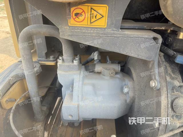 液压泵舱室正面整体(整机外观) 液压泵舱室正面整体(整机外观)