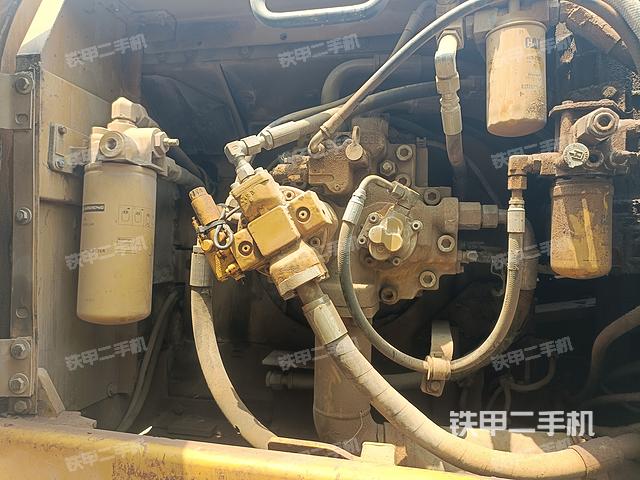 液压泵舱室正面整体（整机外观）