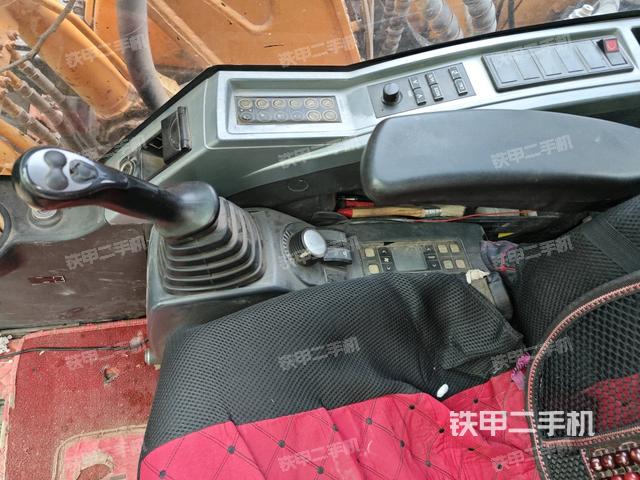 座椅右側(cè)控制臺(tái)/鑰匙門(mén)/油門(mén)/含右手柄(駕駛室部分) 座椅右側(cè)控制臺(tái)/鑰匙門(mén)/油門(mén)/含右手柄(駕駛室部分)