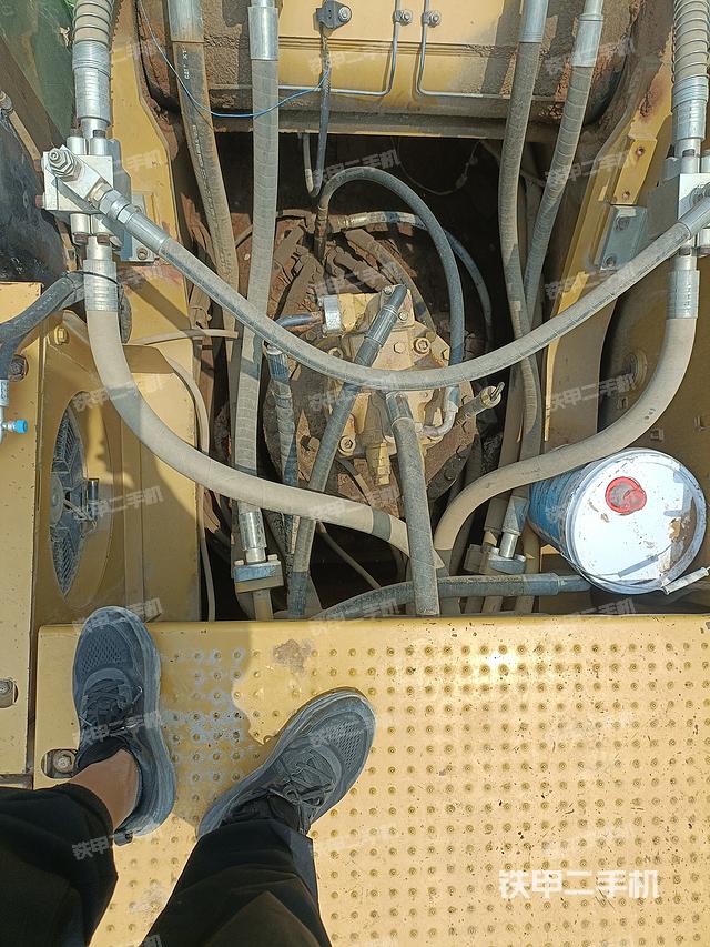 回转马达和主控阀（整机外观）