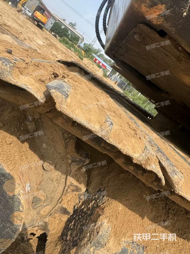 單側(cè)履帶整體(整機(jī)外觀) 單側(cè)履帶整體(整機(jī)外觀)