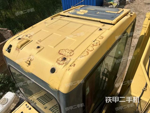駕駛室頂部(整機(jī)外觀) 駕駛室頂部(整機(jī)外觀)