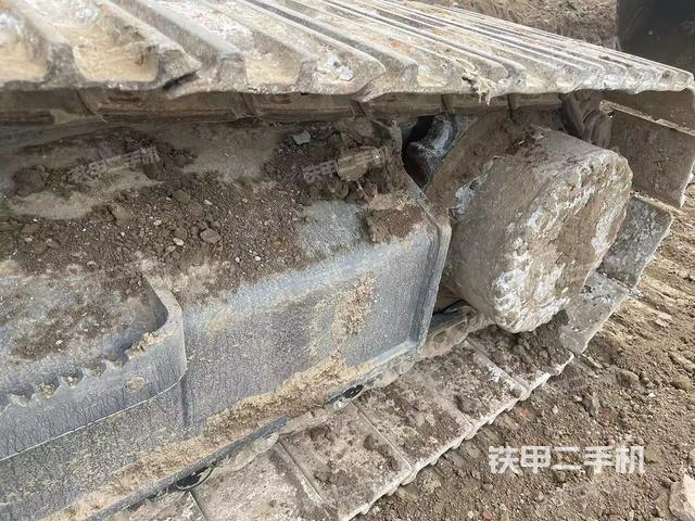 單側(cè)履帶整體(整機(jī)外觀) 單側(cè)履帶整體(整機(jī)外觀)