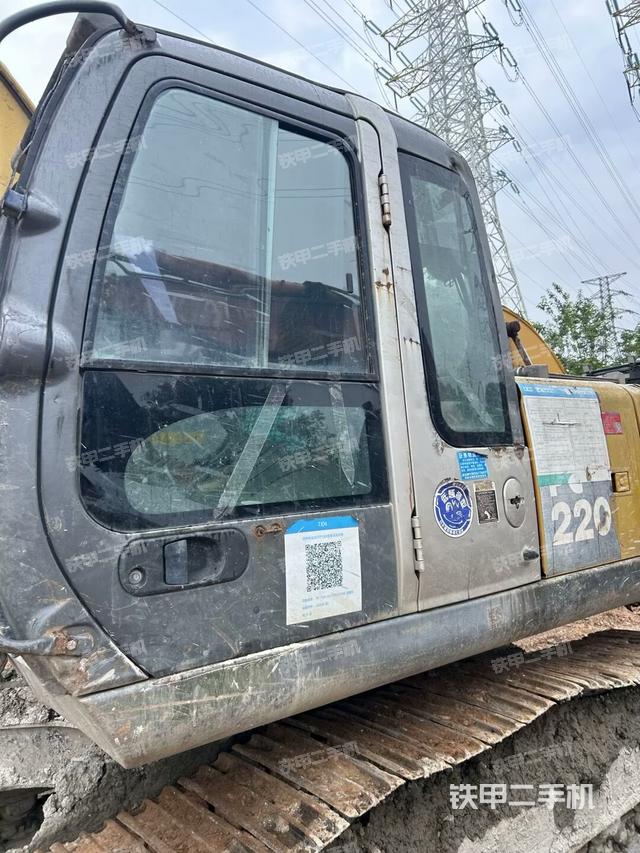 行走控制手柄和踏板 俯拍(驾驶室部分) 行走控制手柄和踏板 俯拍(驾驶室部分)