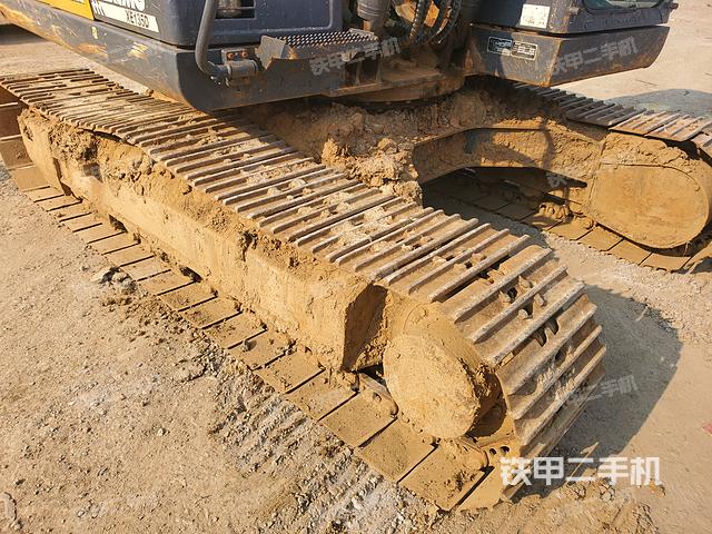 單側(cè)履帶整體(整機(jī)外觀) 單側(cè)履帶整體(整機(jī)外觀)