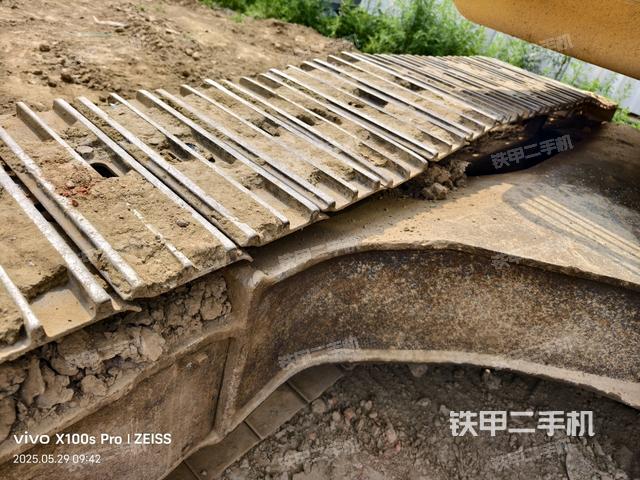 單側(cè)履帶整體(整機(jī)外觀) 單側(cè)履帶整體(整機(jī)外觀)