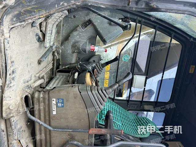 座椅左侧控制台/音响/含左手柄(驾驶室部分) 座椅左侧控制台/音响/含左手柄(驾驶室部分)