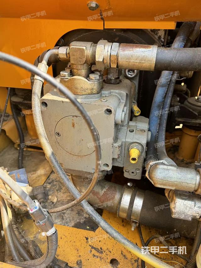 液壓泵艙室正面整體(整機(jī)外觀) 液壓泵艙室正面整體(整機(jī)外觀)