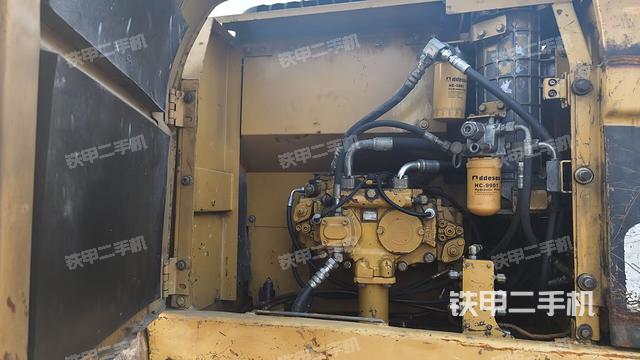液壓泵艙室正面整體(整機外觀) 液壓泵艙室正面整體(整機外觀)
