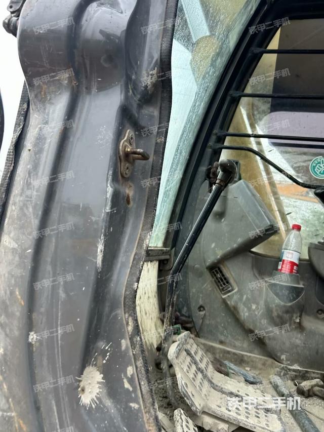 座椅右侧控制台/钥匙门/油门/含右手柄(驾驶室部分) 座椅右侧控制台/钥匙门/油门/含右手柄(驾驶室部分)