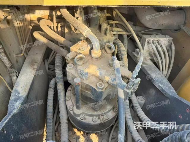 回转马达和主控阀（整机外观）