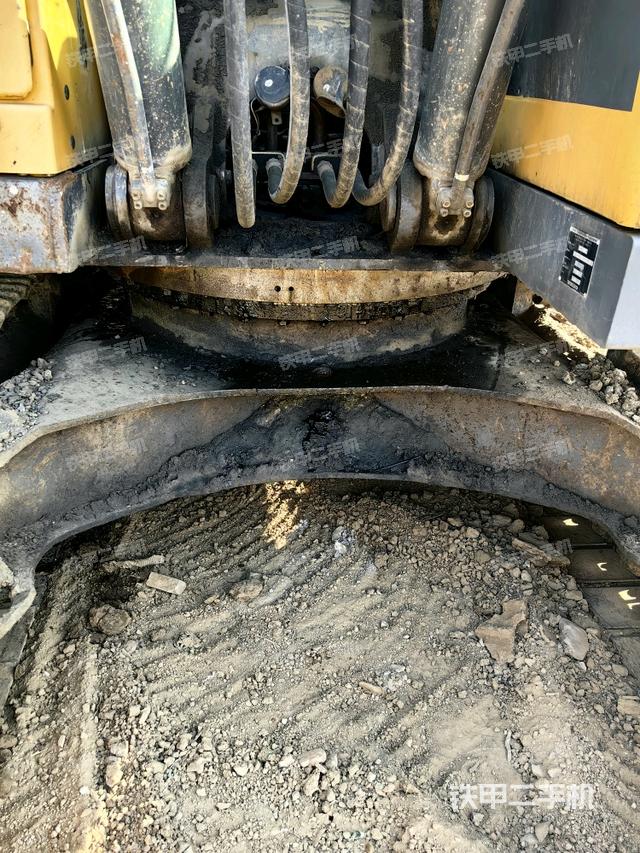 转盘和下车架正前(工作和回转装置) 转盘和下车架正前(工作和回转装置)