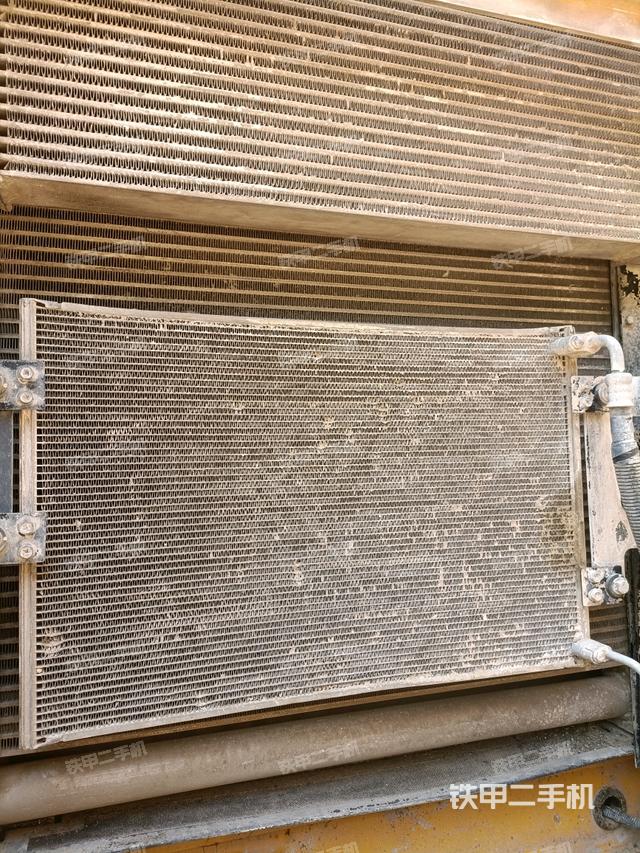 散熱器正面(大件艙室) 散熱器正面(大件艙室)