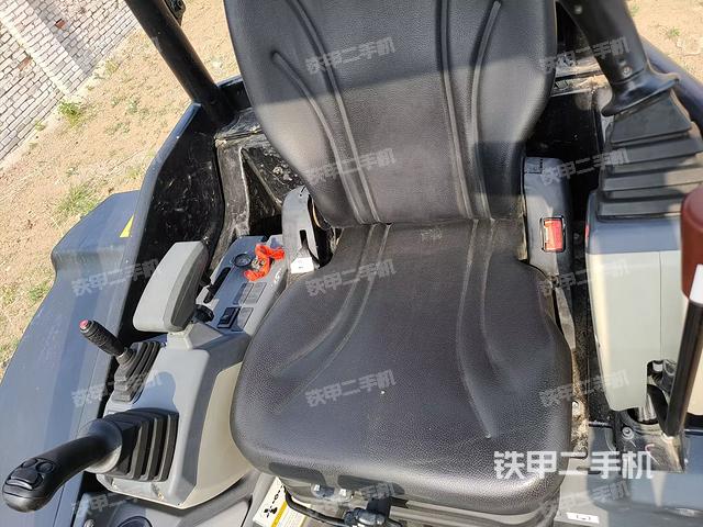 駕駛室頂部(整機(jī)外觀) 駕駛室頂部(整機(jī)外觀)