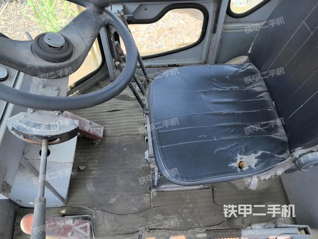 駕駛室內(nèi)部(駕駛室部分) 駕駛室內(nèi)部(駕駛室部分)