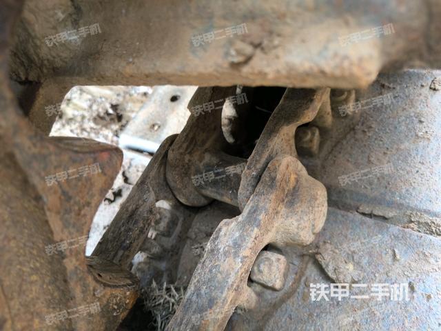 回轉(zhuǎn)馬達和主控閥(整機外觀) 回轉(zhuǎn)馬達和主控閥(整機外觀)