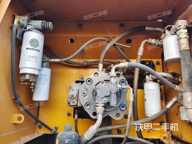 液压泵舱室正面整体（整机外观）