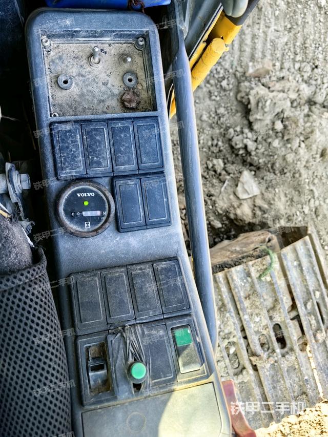 座椅右侧控制台/钥匙门/油门/含右手柄(驾驶室部分) 座椅右侧控制台/钥匙门/油门/含右手柄(驾驶室部分)