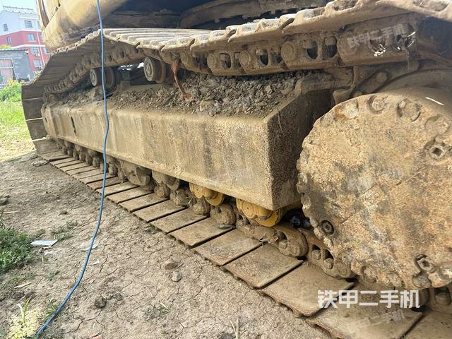 單側(cè)履帶整體(整機(jī)外觀) 單側(cè)履帶整體(整機(jī)外觀)