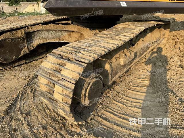 單側(cè)履帶整體(整機(jī)外觀) 單側(cè)履帶整體(整機(jī)外觀)