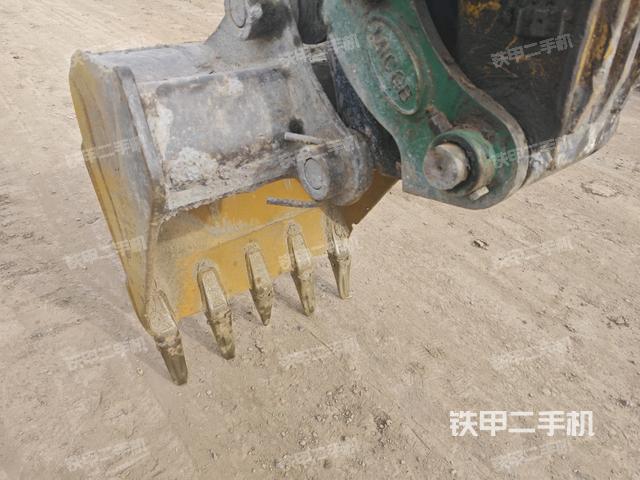 鏟斗右后整體(工作和回轉(zhuǎn)裝置) 鏟斗右后整體(工作和回轉(zhuǎn)裝置)