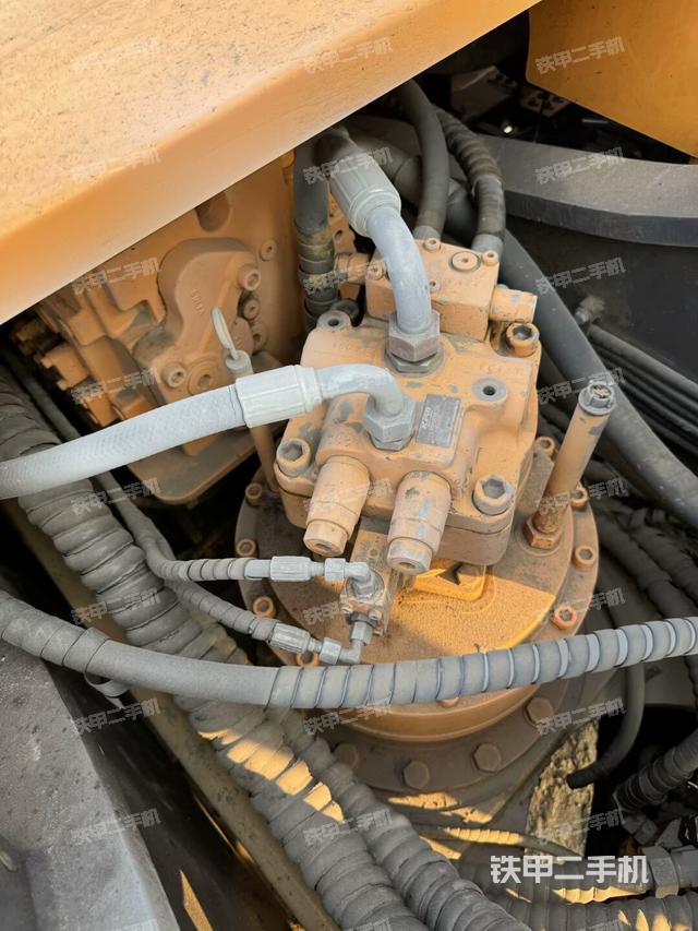 回轉(zhuǎn)馬達(dá)和主控閥(整機(jī)外觀) 回轉(zhuǎn)馬達(dá)和主控閥(整機(jī)外觀)