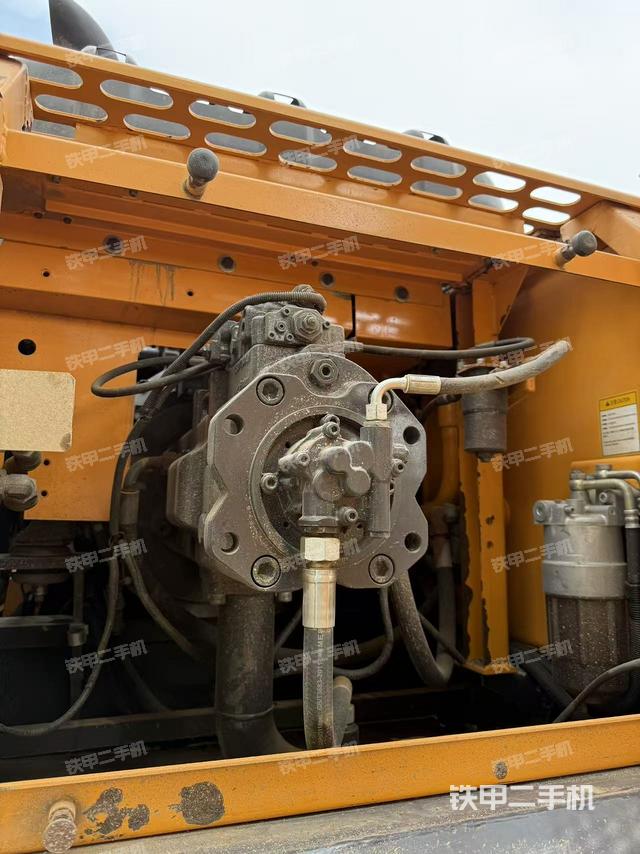 液壓泵艙室正面整體(整機(jī)外觀) 液壓泵艙室正面整體(整機(jī)外觀)