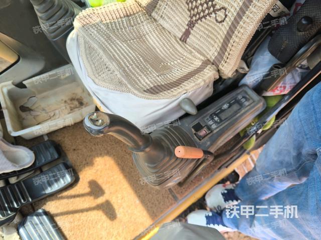 行走控制手柄和踏板?俯拍(駕駛室部分) 行走控制手柄和踏板?俯拍(駕駛室部分)