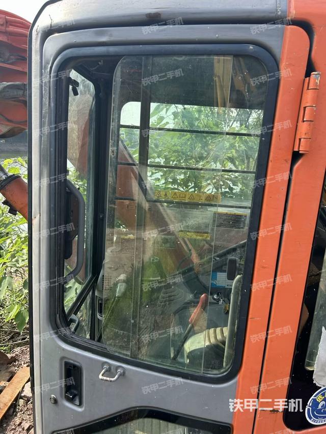 驾驶室整体(整机外观) 驾驶室整体(整机外观)