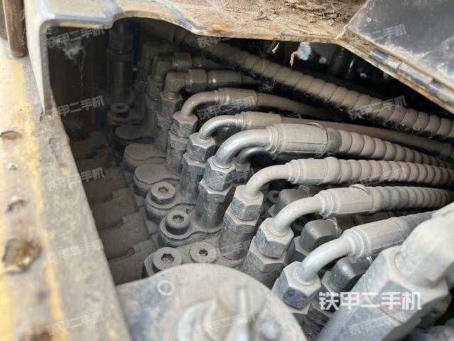 回轉(zhuǎn)馬達(dá)和主控閥(整機(jī)外觀) 回轉(zhuǎn)馬達(dá)和主控閥(整機(jī)外觀)