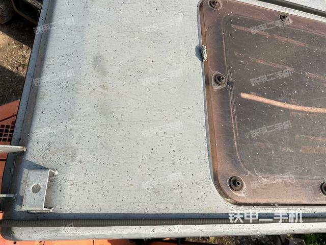 驾驶室顶部(整机外观) 驾驶室顶部(整机外观)