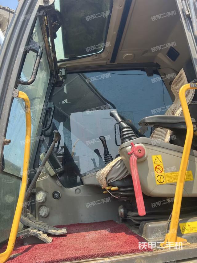 驾驶室整体(整机外观) 驾驶室整体(整机外观)