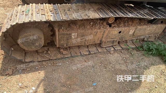 單側(cè)履帶整體(整機(jī)外觀) 單側(cè)履帶整體(整機(jī)外觀)