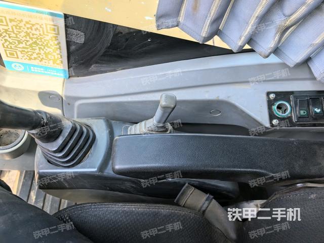 座椅右侧控制台/钥匙门/油门/含右手柄(驾驶室部分) 座椅右侧控制台/钥匙门/油门/含右手柄(驾驶室部分)