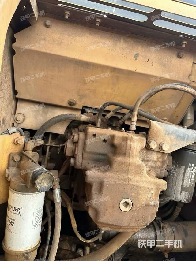 液压泵舱室正面整体（整机外观）