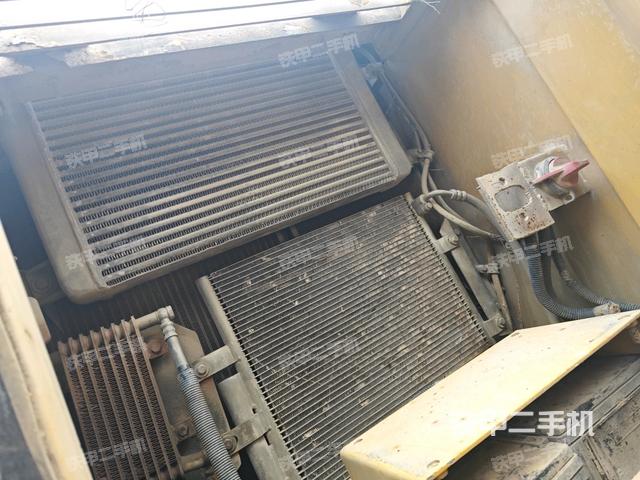 散熱器正面(大件艙室) 散熱器正面(大件艙室)