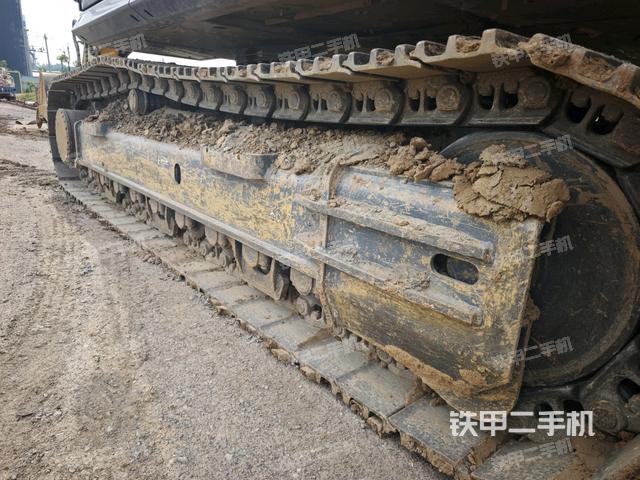 單側(cè)履帶整體(整機(jī)外觀) 單側(cè)履帶整體(整機(jī)外觀)