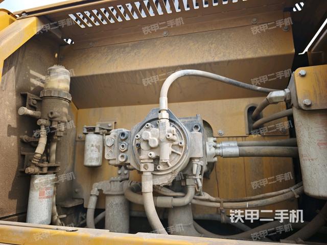 液壓泵艙室正面整體(整機(jī)外觀) 液壓泵艙室正面整體(整機(jī)外觀)