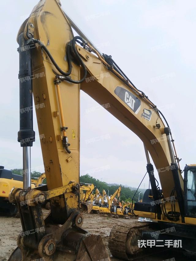 小臂整體左后(工作和回轉(zhuǎn)裝置) 小臂整體左后(工作和回轉(zhuǎn)裝置)