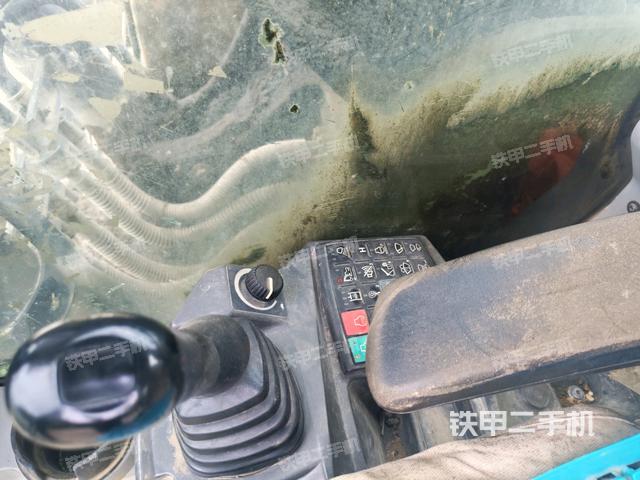 座椅右側(cè)控制臺(tái)/鑰匙門/油門/含右手柄(駕駛室部分) 座椅右側(cè)控制臺(tái)/鑰匙門/油門/含右手柄(駕駛室部分)